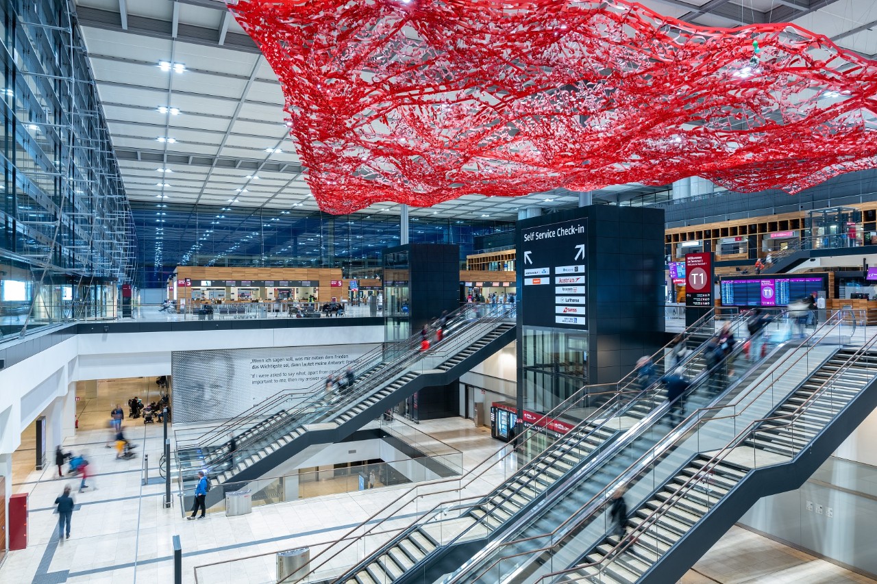 Terminal 1 am BER: Blick auf das zentrale Treppenhaus. DIe Lichter sind an, es ist Nacht. © Günter Wicker / FBB