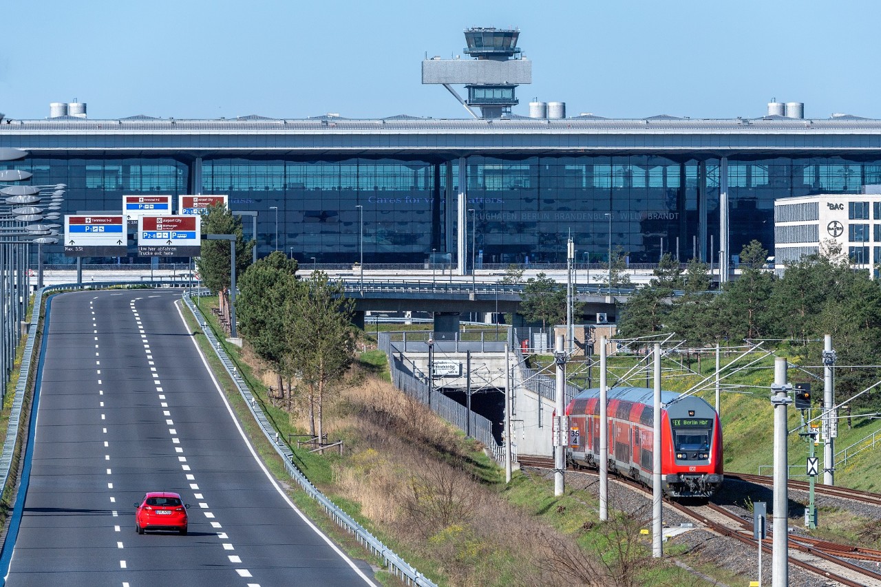 Auto auf einer Straße unterwegs Richtung Flughafen