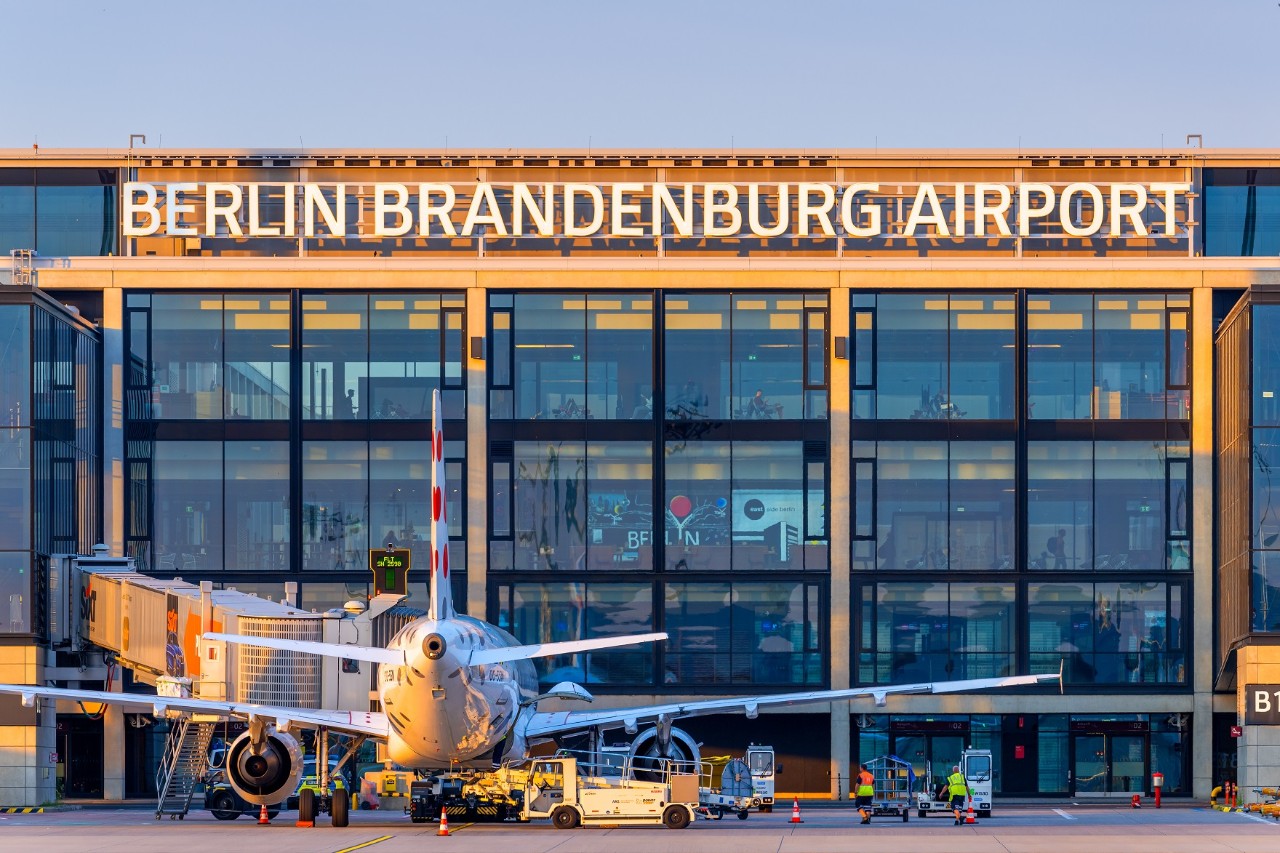 Ein Flugzeug steht auf dem Vorfeld am Terminal 1 und wird abgefertigt. © Günter Wicker / FBB