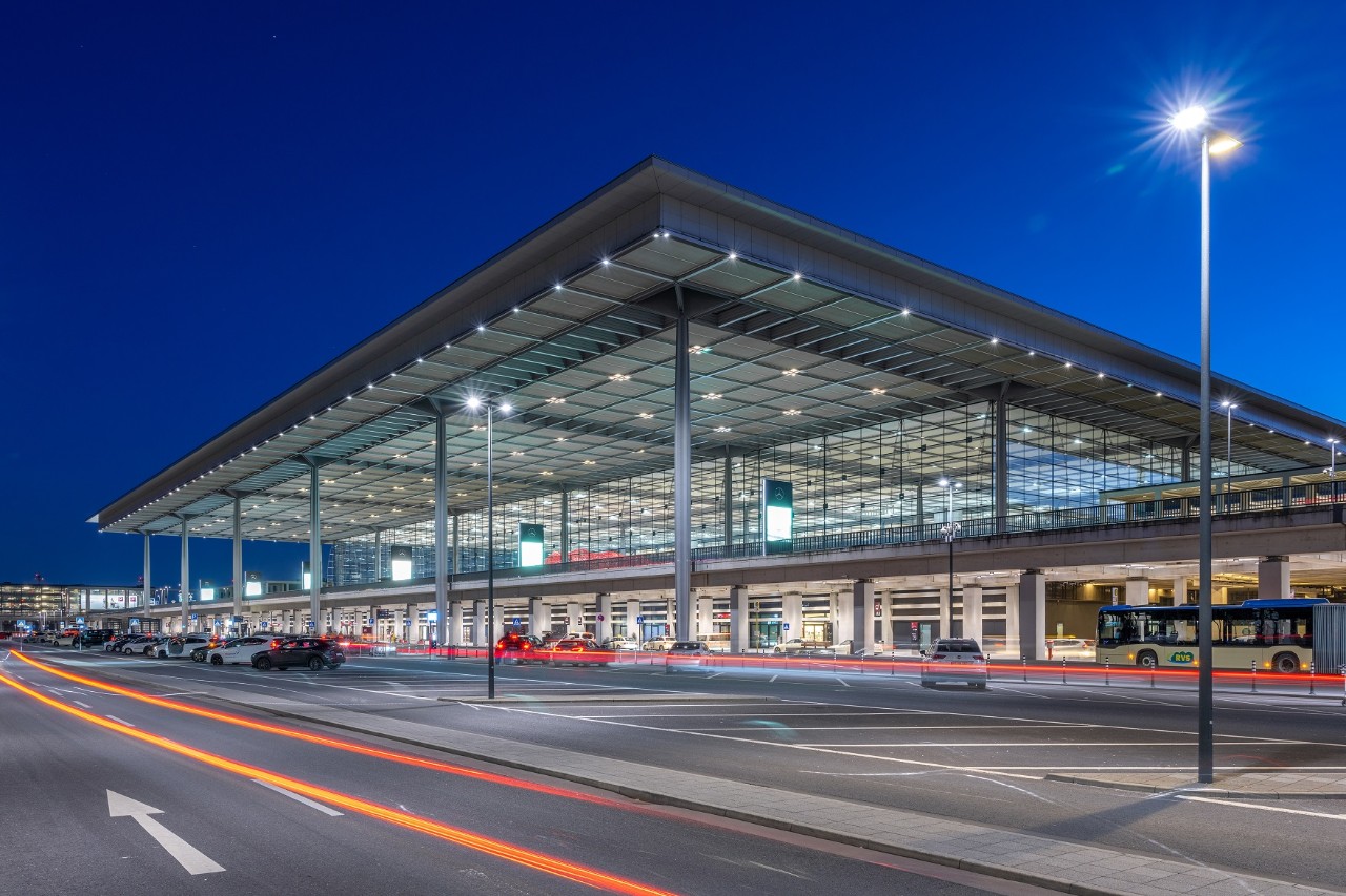 Terminal 1 am BER: Außenaufnahme bei Nacht. Das Terminal ist erleuchtet. © Günter Wicker / FBB