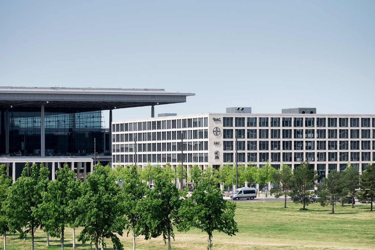 Blick von der Autozufahrt auf das Terminal 1 und das BBAC © Anikka Bauer / Flughafen Berlin Brandenburg GmbH