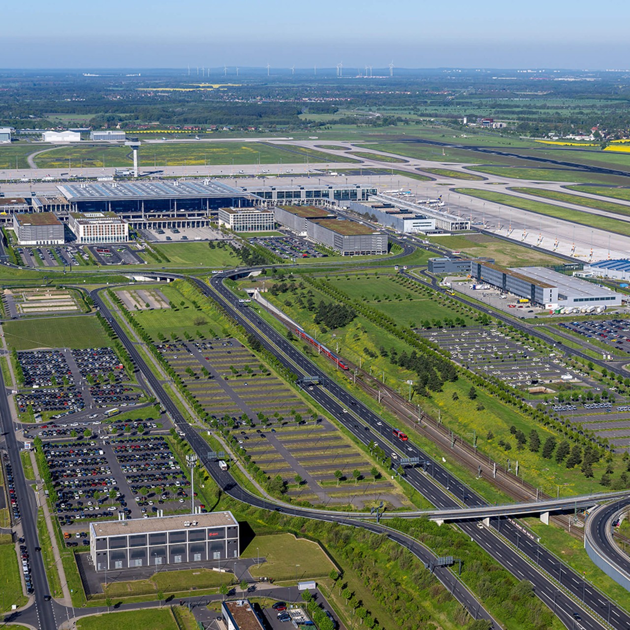 Luftbild vom BER mit den Terminals 1 und 2 sowie der Fläche der HORIZN BER City © Günter Wicker/ Flughafen Berlin Brandenburg GmbH