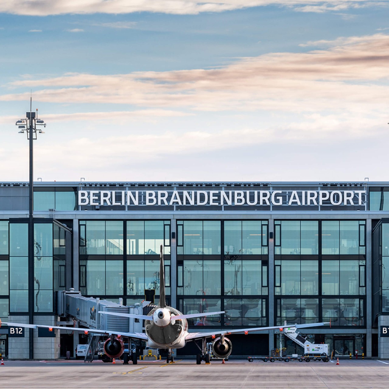 Flugzeug vor dem Terminal 1 des Terminal 1 © Günter Wicker / Flughafen Berlin Brandenburg GmbH