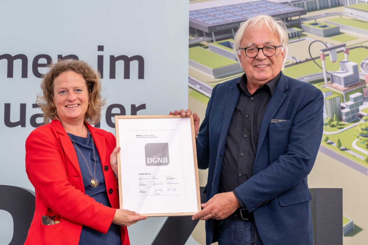 The southern part of the HORIZN BER CITY district was today awarded the preliminary certificate for districts in platinum - the highest possible certification level. Prof. Alexander Rudolphi, member of the Executive Committee of the German Sustainable Building Council (DGNB) (2nd from left) ceremoniously presented the certificate to Aletta von Massenbach, Chief Executive Officer of Flughafen Berlin Brandenburg GmbH.