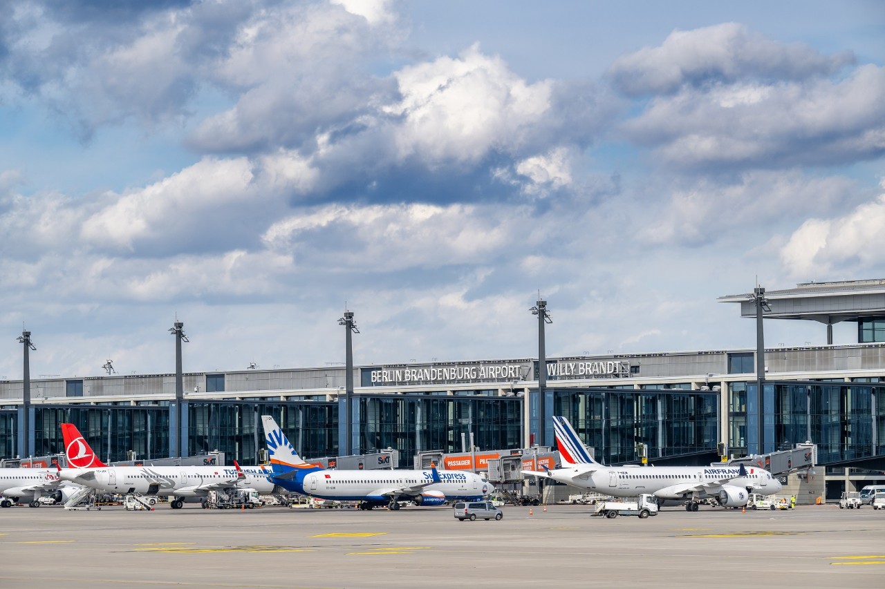 Apron at BER: Aircraft stand on the apron in front of Terminal 1 and are being handled. 